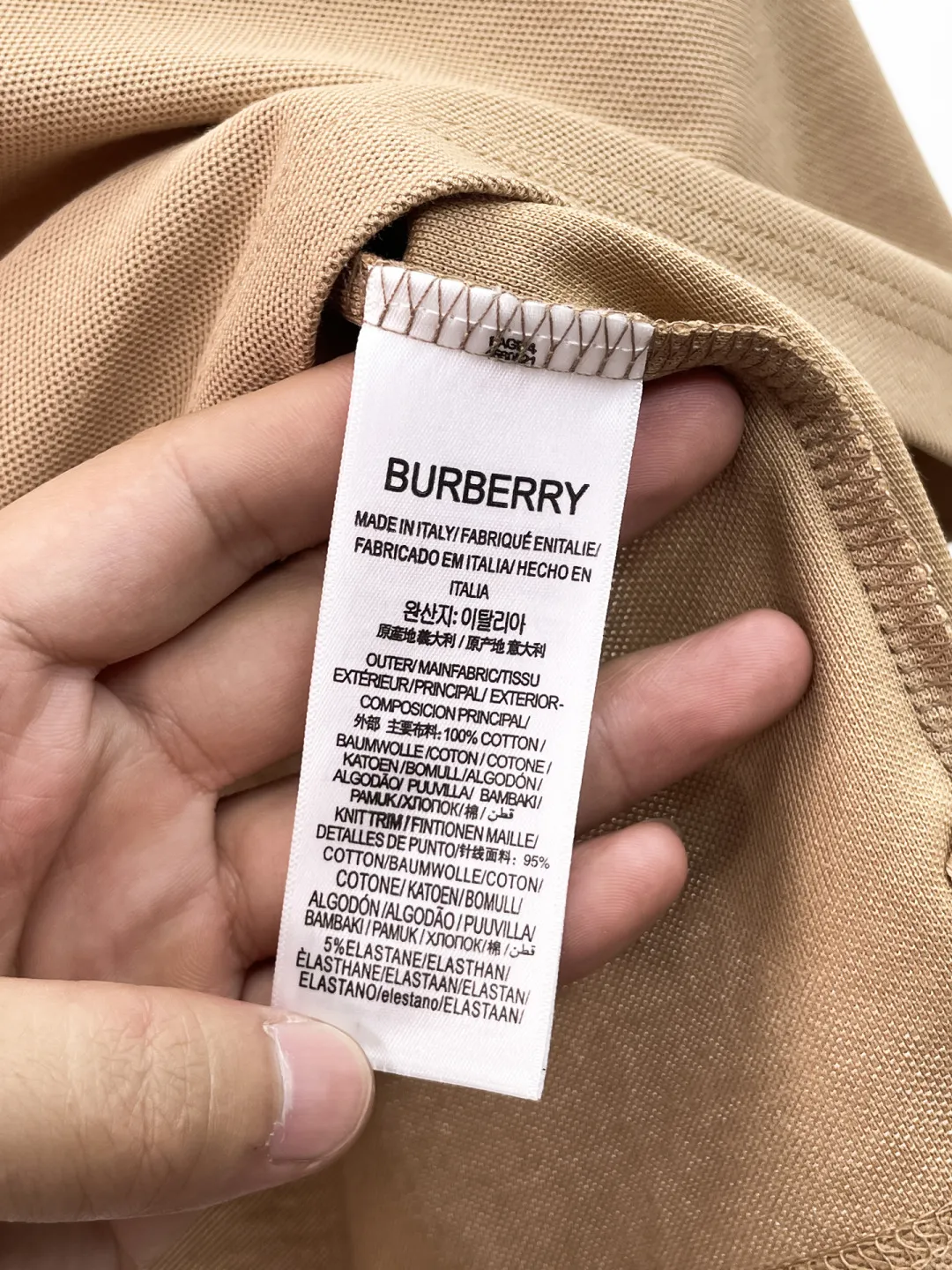 Burberry New Arrival Polo shirt, complete with three labels, original fabric, original customized accessories, official Same Style, made of 210g pure cotton pique fabric, customized same-tank dyed fabric, very comfortable and smooth to the touch, very wide and stylish, produced by the first-line brand Factory, imported Behringer embroidery machine, embroidery is full and textured, the collar rib is woven with imported yarn, does not deform after long-term wear, the most New Arrival style in spring and summer, fashionable and individual Super Versatile and good-looking. It is very suitable for both men and women. It is a must-have for everyone. Size: S-XXL